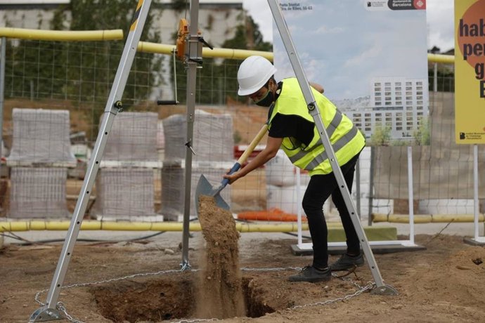 Archivo - Un operario en una obra en Barcelona. - Archivo
