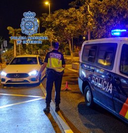 Un agente de la Policía Nacional da el alto a un vehículo en la isla de Tenerife