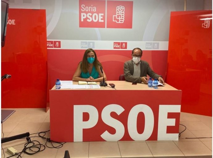 BArcones (I) junto a Rey (D) en la sede del PSOE de Soria.