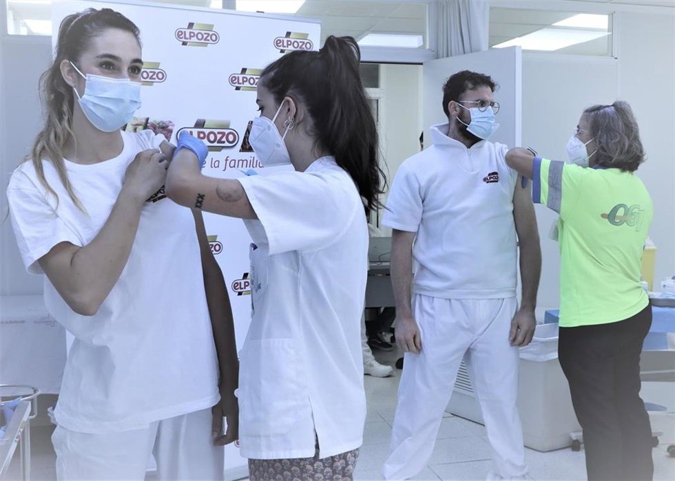 Imagen de un trabajador de ElPozo Alimentación en el momento en el que recibe la vacuna
