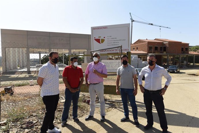 El presidente de la Diputación de Cáceres visita las obras del parque de bomberos del Guadalupe que estará operativo en febrero de 2022