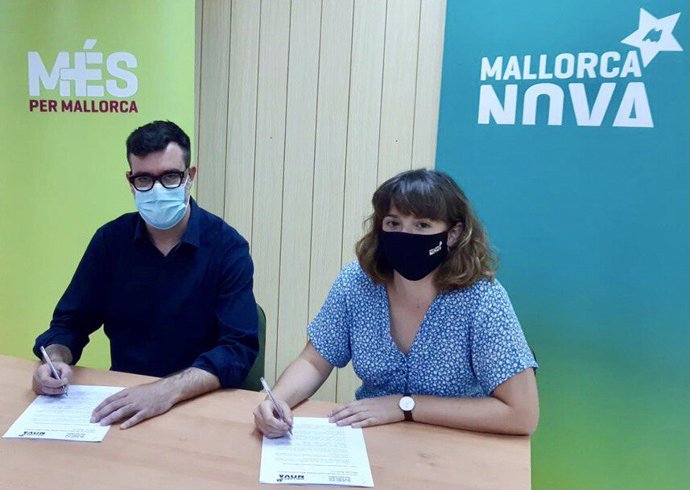 El coordinador de MÉS per Mallorca, Antoni Noguera, y la secretaria general de Mallorca Nova, Maria Victria Llull.