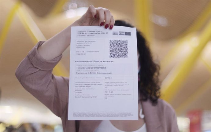 Archivo - Una mujer muestra el certificado COVID Digital de la Unión Europea, durante el día en el que se pone en marcha para garantizar la movilidad segura ante la COVID19, a 1 de julio de 2021, en Madrid (España).