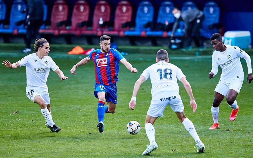 Archivo - Edu Expósito, del Eibar, intenta zafarse de tres jugadores del Huesca