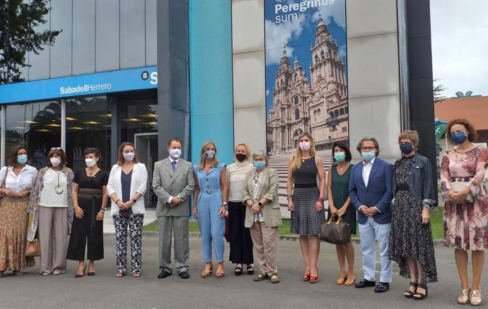 La alcaldesa de Gijón, Ana González, junto a participantes de un acto sobre el Camino de Santiago en la 64 Feria Internacional de Muestras de Asturias