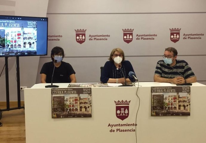 Archivo - La concejala de cultura, María Luisa Bermejo, junto a Juan Ramón Santos, técnico de la concejalía y Álvaro Lorenzo, integrante del grupo Aulaga.