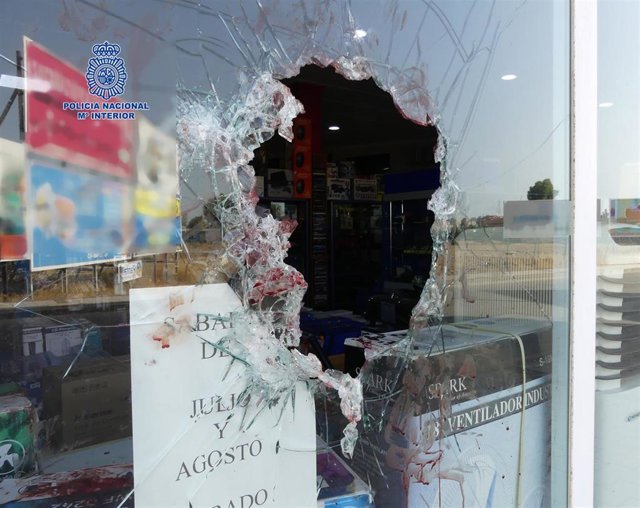 Escaparate roto en un robo en Alcantarilla