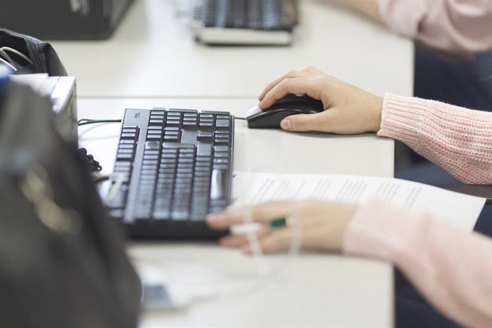 Archivo - Oficina, ordenadores, trabajo, trabajando, empleo, desempleo, paro, trabajador