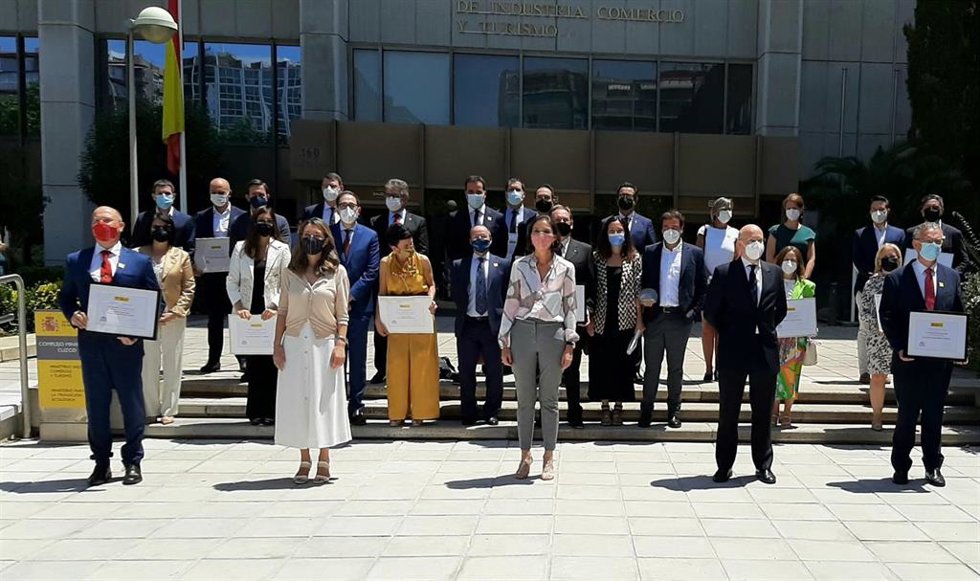 Archivo - La ministra de Industria, Comercio y Turismo, Reyes Maroto, y la secretaria de Estado de Comercio, Xiana Méndez, junto a los premiados de los Premios Nacionales de Comercio Interior 2020.