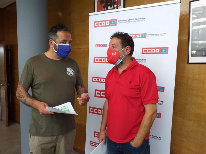 Gerardo Luis Argüelles --responsable de Acción Sindical de CCOO Asturias-- y Alfredo García --secretario general de la Federación de Servicios de CCOO