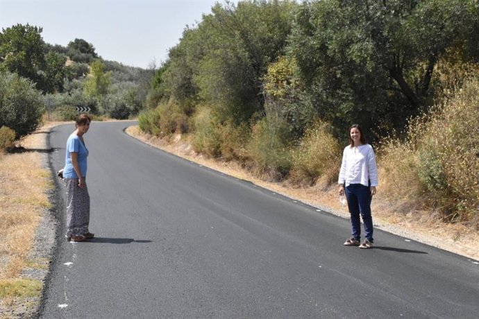 La delegada territorial de Fomento de la Junta, Cristina Casanueva, y la alcaldesa de Priego de Córdoba, María Luisa Ceballos, visitan la carretera A-333.