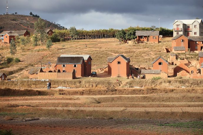 Archivo - Viviendas en los alrededores de la capital de Madagascar, Antananarivo