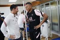 Mbappé da la bienvenida a la "leyenda" Messi