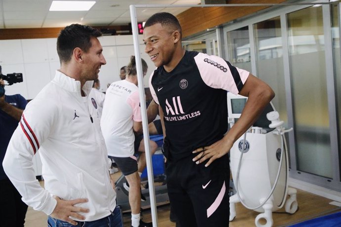 Lionel Messi y Kylian Mbappé se saludan por primera vez en el vestuario del PSG
