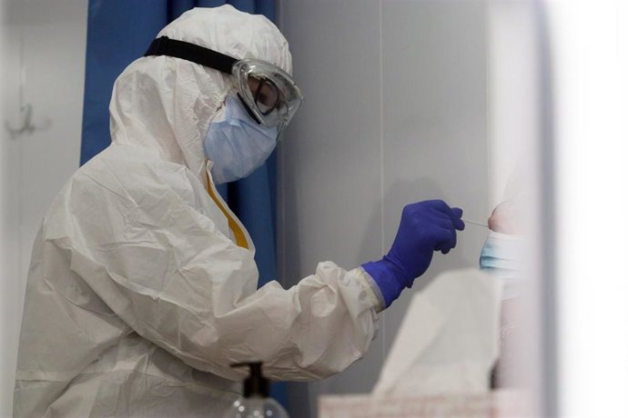 Archivo - Sanitarios de la Junta de Andalucía haciendo  los test rápidos de antígenos PCR, en un cribado masivo.