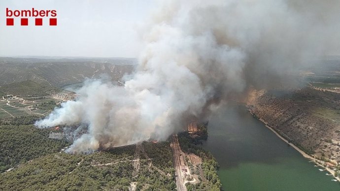 Declarado un incendio de vegetación forestal en la Pobla de Massaluca (Tarragona)