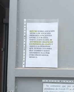 Cartel en el centro de salud de La Coma