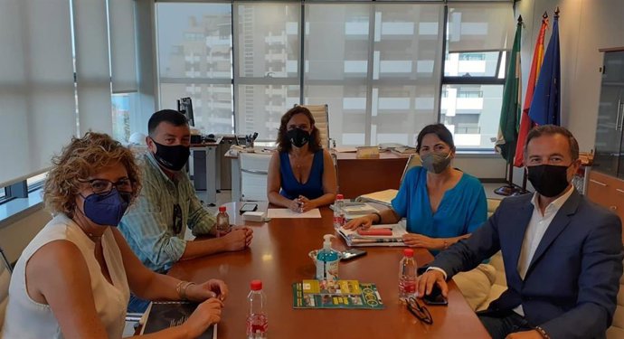 La delegada de Desarrollo Sostenible de Almería, Raquel Espín, se reúne con miembros de Asemparna.