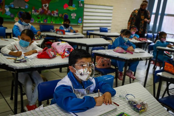 Archivo - 07 June 2021, Mexico, Mexico City: Children attend a classroom at the Ignacio Zaragoza elementary school, as more than 140 students returned to classes on 7 June 2021. Photo: -/El Universal via ZUMA Wire/dpa