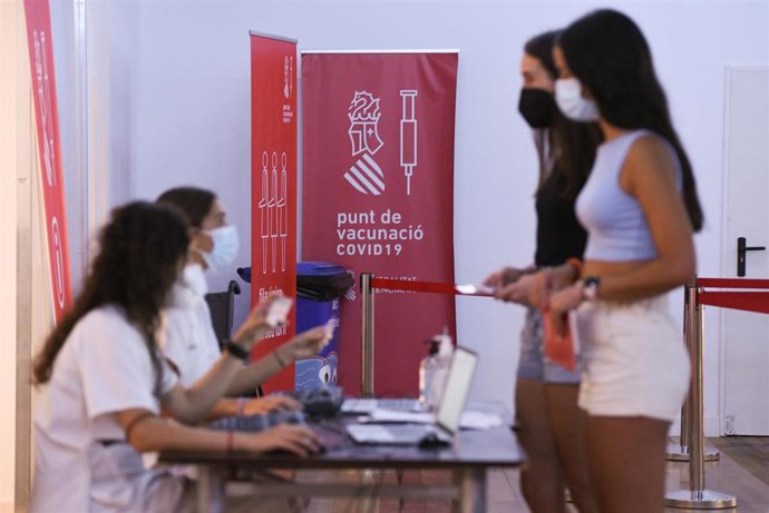 Varios adolecentes en el registro, después de recibir la primera dosis de la vacuna Pfizer en el punto de vacunación de Xátiva, situado en el Hogar de los Jubilados, a 10 de agosto de 2021, en Xátiva, Valencia, Comunidad Valenciana (España). 