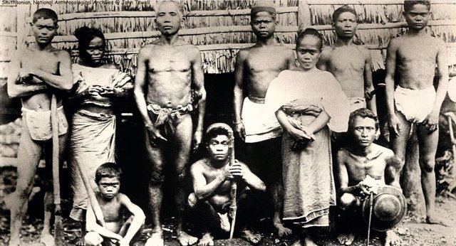 Miembros de la etnia Negrito de Filipinos   fotografiados en 1900 en la isla de Luzón