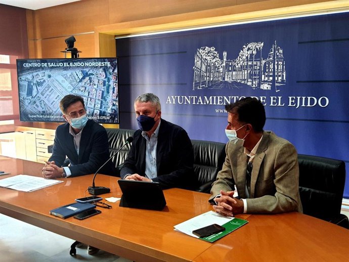 En el centro, el delegado territorial de Salud de Almería, Juan de la Cruz Belmonte.