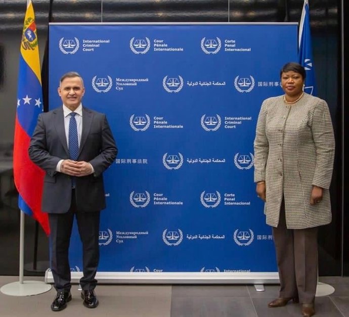 Archivo - Tarek William Saab, fiscal general de Venezuela, y Fatou Bensouda, fiscal jefe del TPI