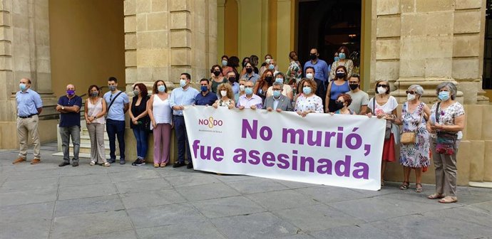 Minuto de silencio con motivo de la víctima de violencia machista del Cerro del Águila (Sevilla).