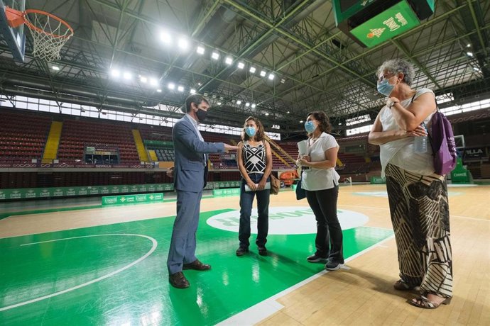El delegado de Transición Ecológica y Deportes,  David Guevara, en su visita al Palacio de los Deportes de San Pablo con motivo de la renovación de su sistema de luces.
