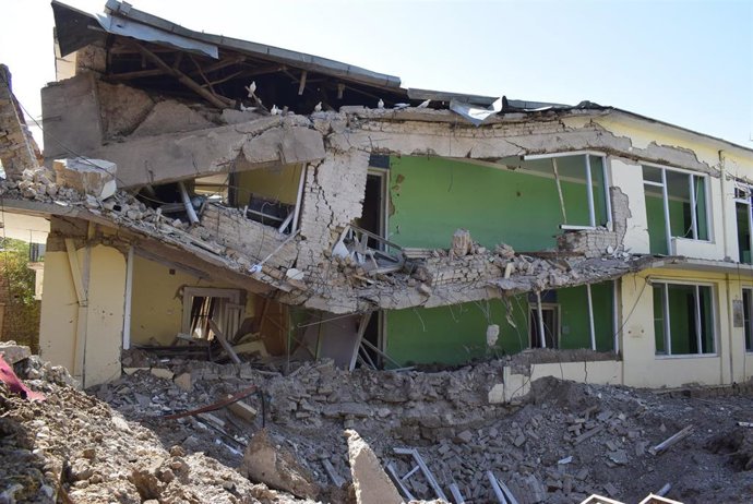 Edificio destruido tras un bombardeo en Shiberghan