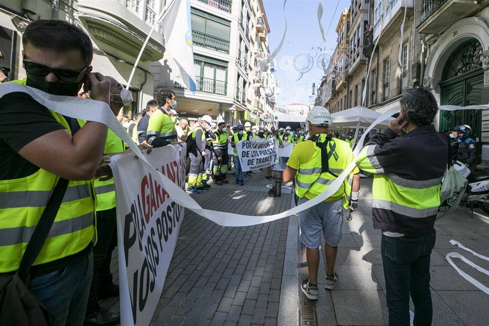 Varios trabajadores de Ence con pancartas ante el Ayuntamiento de Pontevedra