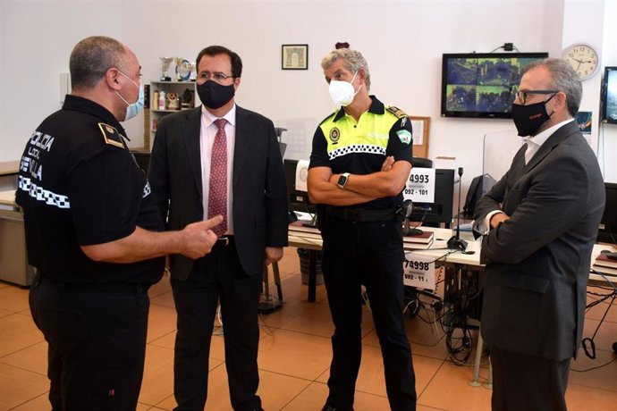 El delegado de Gobernación y Fiestas Mayores, Juan Carlos Cabrera, junto a miembros de la Policía Local de Sevilla.