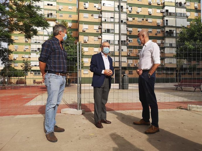 El delegado del Distrito Cerro-Amate, Juan Manuel Flores junto al delegado de Hábitat Urbano, Cultura y Turismo, Antonio Muñoz., en una visita reciente a las obras de la plaza de la Romería.