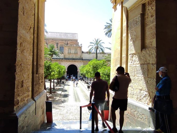 Archivo - Turistas accediendo al Patio de los Naranjos de la Mezquita-Catedral de Córdoba, en una imagen de archivo.