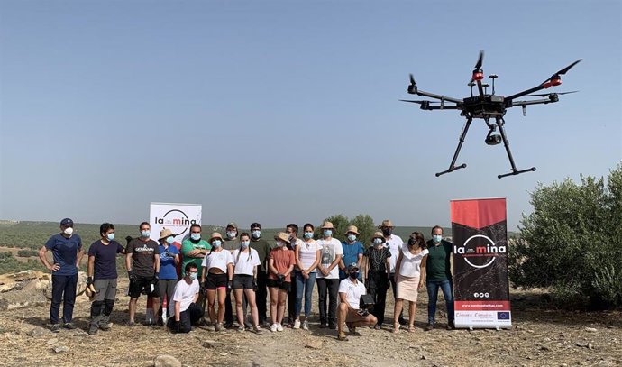 Participantes en la jornada demostrativa con drones en Cástulo.