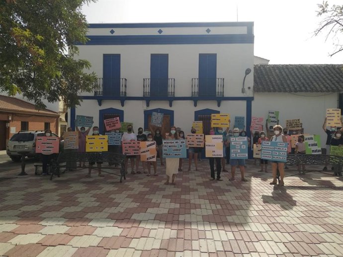 Protesta de vecinos de Ochavillo del Río en contra de los recortes en salud.