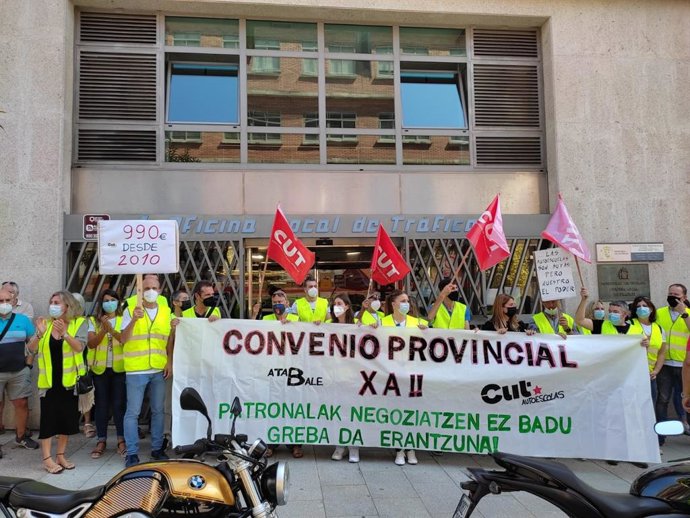 Trabajadores de autoescuelas de la provincia de Pontevedra, concentrados ante la sede de la DGT en Vigo con motivo de la huelga convocada para reclamar mejoras laborales y un convenio propio.