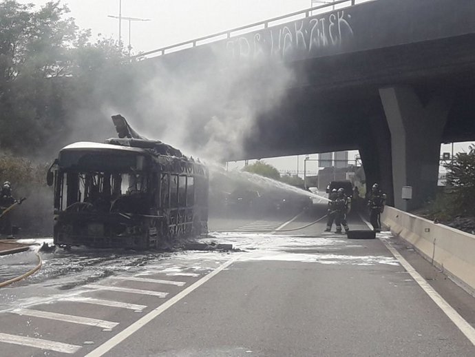 Un autobús s'incendia en la Diagonal de Barcelona sense causar ferits