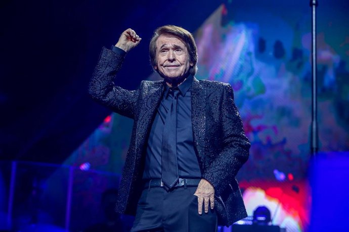 Archivo - El cantante Raphael durante su concierto en el Wizink Center en Madrid (España). 