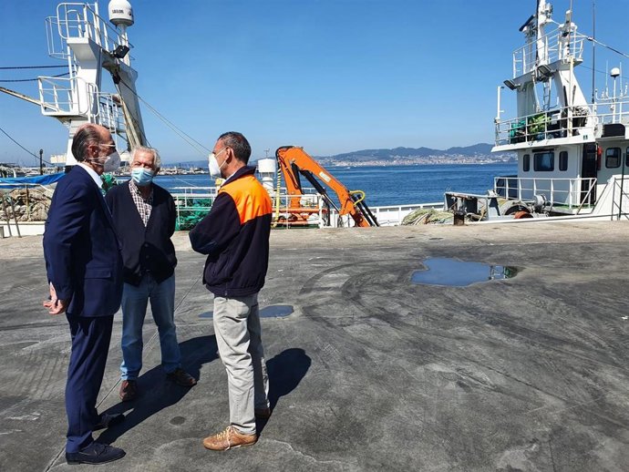 El presidente de la Autoridad de Vigo, Jesús Vázquez Almuíña, en el muelle del Puerto Pesquero, a donde acudió a recibir al buque 'Nuevo Confurco', que atracó en la ciudad con dos casos sospechosos de Covid.