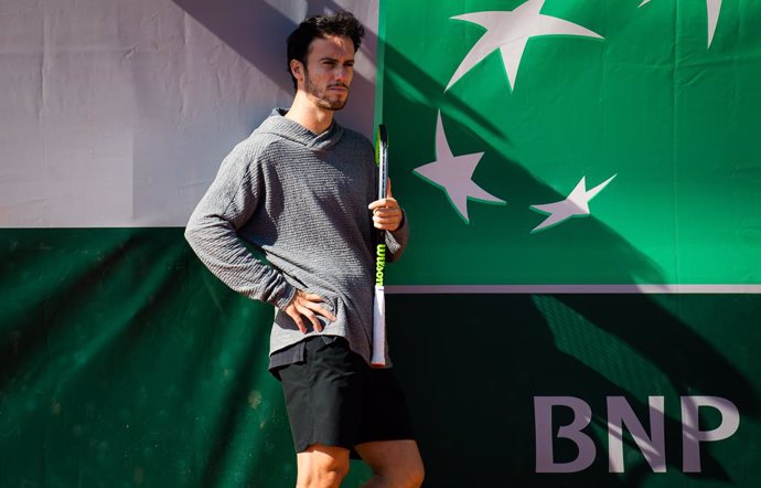 Archivo - Javier Martí during practice with Paula Badosa ahead of the 2021 Roland Garros Grand Slam Tournament