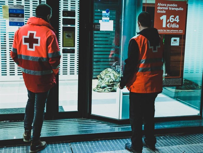 Archivo - Voluntarios de la Unidad de Emergencia Social de Cruz Roja Zaragoza.