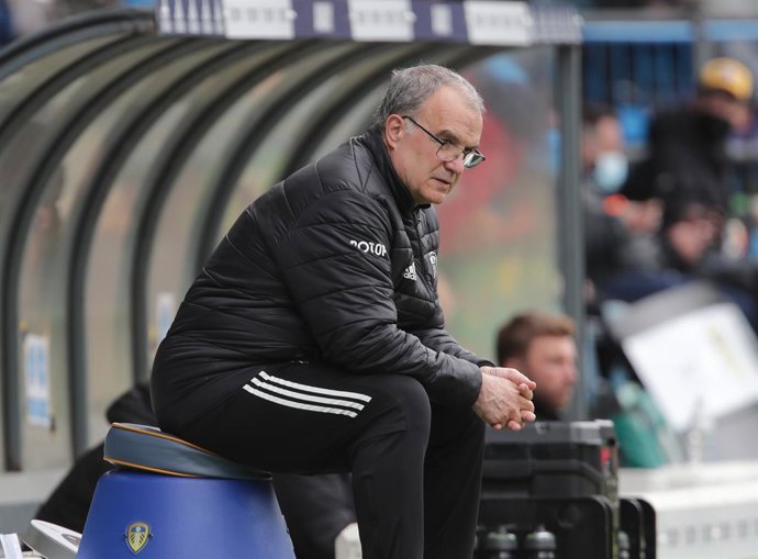 Archivo - 23 May 2021, United Kingdom, Leeds: Leeds United manager Marcelo Bielsa sits on the touchline during the English Premier League soccer match between Leeds United and West Bromwich Albion at Elland Road. Photo: Richard Sellers/PA Wire/dpa