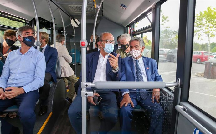 El presidente de Cantabria, Miguel Ángel Revilla, junto con el consejero de Industria, Turismo, Innovación, Transporte y Comercio, Javier López Marcano, presentan el nuevo 'ecobus' del parque.