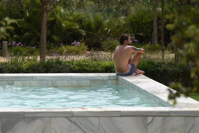 Un hombre en el borde de una piscina 