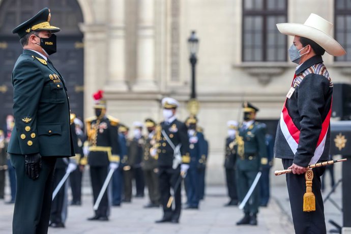 HANDOUT - 05 August 2021, Peru, Lima: President of Peru Pedro Castillo (R) is officially recognized as commander-in-chief of the armed forces and police. The village school teacher was sworn in as president at the end of July 2021. Photo: Alberto Orbego