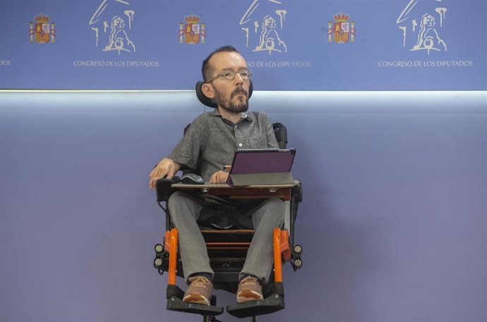 Archivo - El portavoz de Unidas Podemos en el Congreso, Pablo Echenique, interviene en una rueda de prensa en el Congreso de los Diputados, a 1 de julio de 2021, en Madrid (España). 