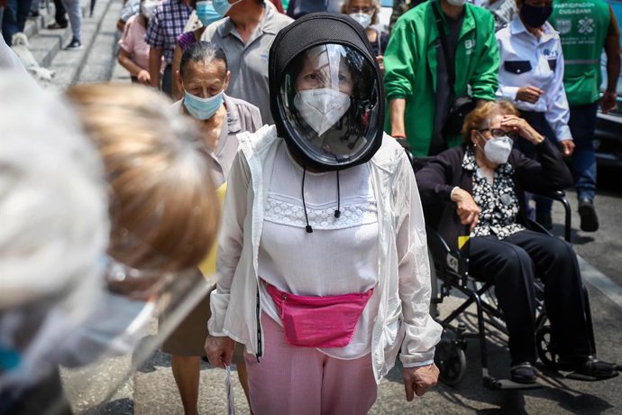 Archivo - 01 June 2021, Mexico, Mexico City: People over 60 years old line up to receive the second dose of the vaccine against Covid-19 at the Pepsi Centre. Photo: Diego Siman Sanchez/EELG Agency via El Universal via ZUMA Wire/dpa