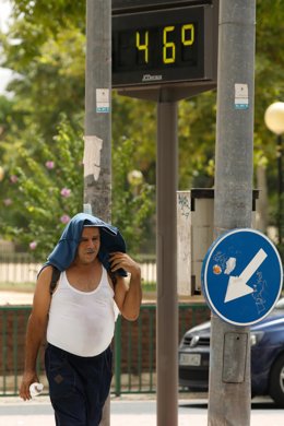 Archivo -  En la imagen, un termómetro marca 46 grados centígrados