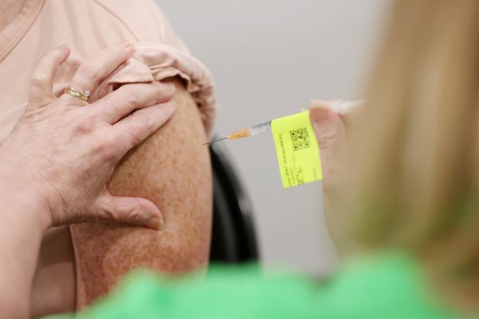 Whitney McIntosh, 27, receives a Pfizer vaccine jab at the COVID-19 vaccination hub at Brisbane Convention and Exhibition Centre in Brisbane, Wednesday, August 11, 2021. (AAP Image/Pool, Tara Croser) NO ARCHIVING